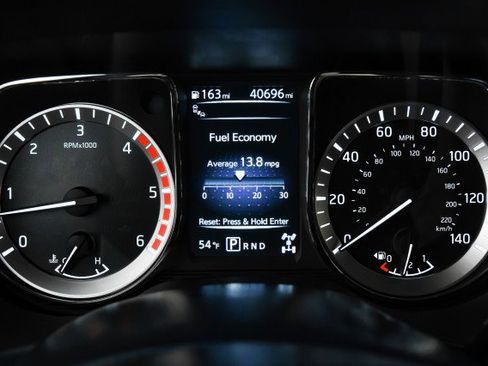 Used 2017 Nissan Titan SV image 14