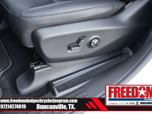 New 2025 Chrysler Voyager LX image 36