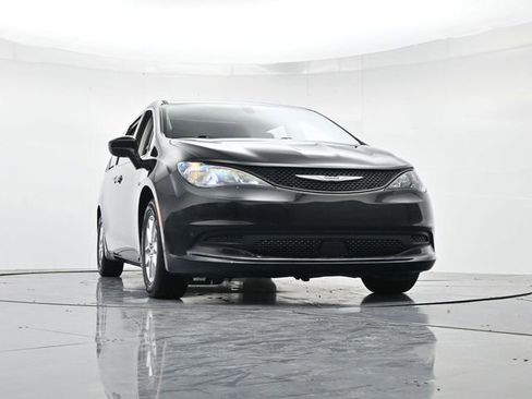 Used 2022 Chrysler Voyager LX image 35