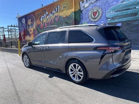 Certified 2023 Toyota Sienna Platinum image 3