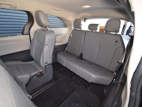 Used 2021 Toyota Sienna XLE FWD image 22