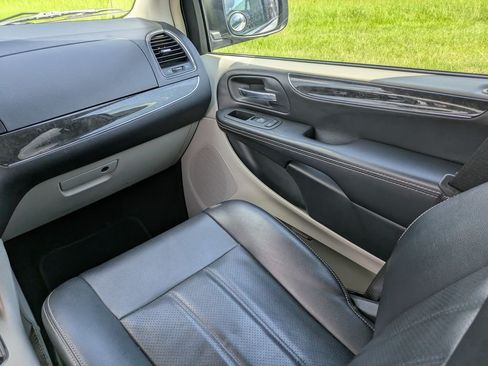 Used 2015 Chrysler Town & Country Touring-L w/ Mopar Premium Addition Group FWD image 20