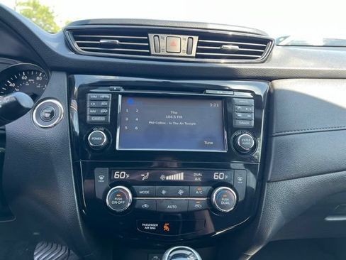 Used 2017 Nissan Rogue SV w/ SV Premium Package FWD image 16