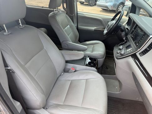 Used 2018 Toyota Sienna XLE w/ XLE Navigation Package AWD/4WD image 19