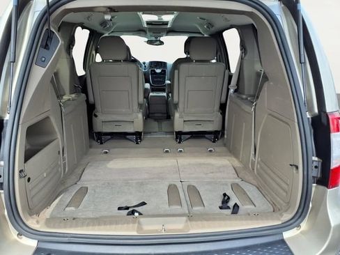Used 2015 Chrysler Town & Country Touring-L FWD image 5