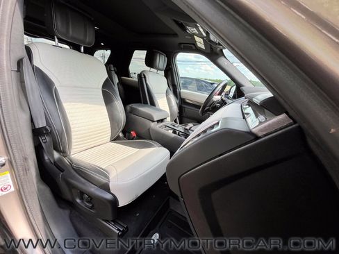 Used 2023 Land Rover Discovery Metropolitan Edition AWD/4WD image 33