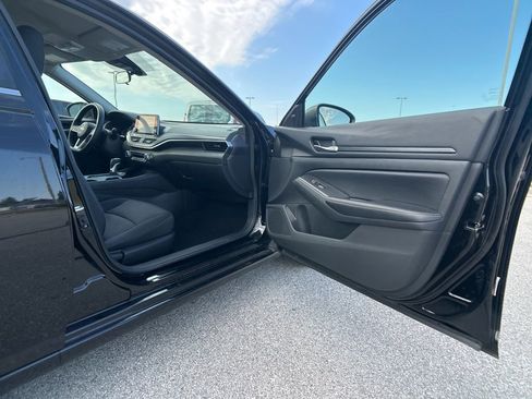 Used 2024 Nissan Altima 2.5 SV image 15