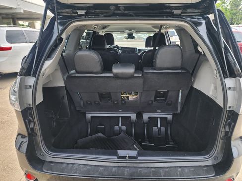Used 2018 Toyota Sienna SE FWD image 31