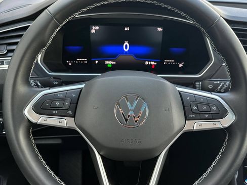 Used 2022 Volkswagen Tiguan SE w/ Panoramic Sunroof Package FWD image 24