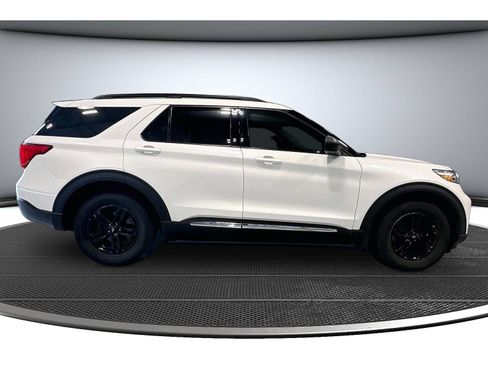 Used 2021 Ford Explorer XLT w/ Equipment Group 202A AWD/4WD image 14
