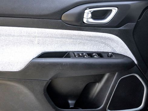 Used 2024 Jeep Compass Latitude image 10