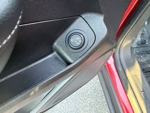 Used 2024 GMC Terrain SLE w/ Driver Convenience Package image 13