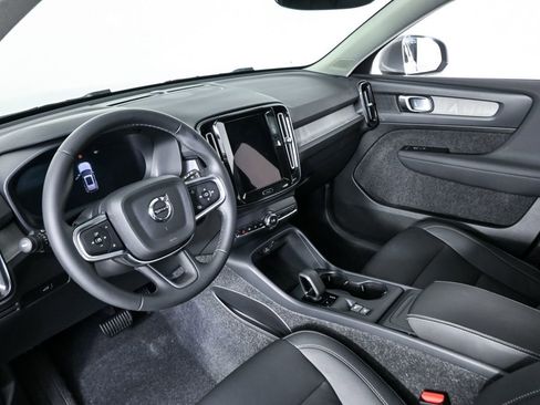 Certified 2025 Volvo XC40 B5 Core image 6