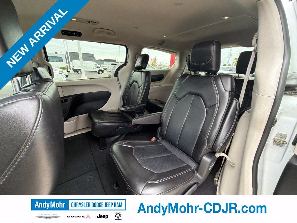 Used 2024 Chrysler Pacifica Touring-L FWD image 16