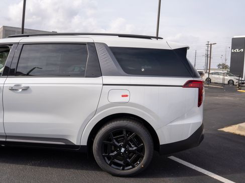 New 2026 Kia Carnival SX w/ SX Dark Edition Package FWD image 11