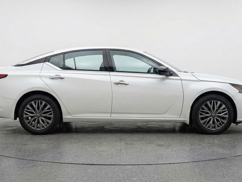 Used 2025 Nissan Altima 2.5 SV image 11