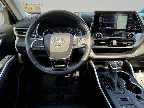 Used 2021 Toyota Highlander XLE AWD/4WD image 12