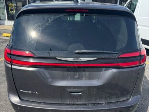Used 2023 Chrysler Pacifica Touring-L image 10