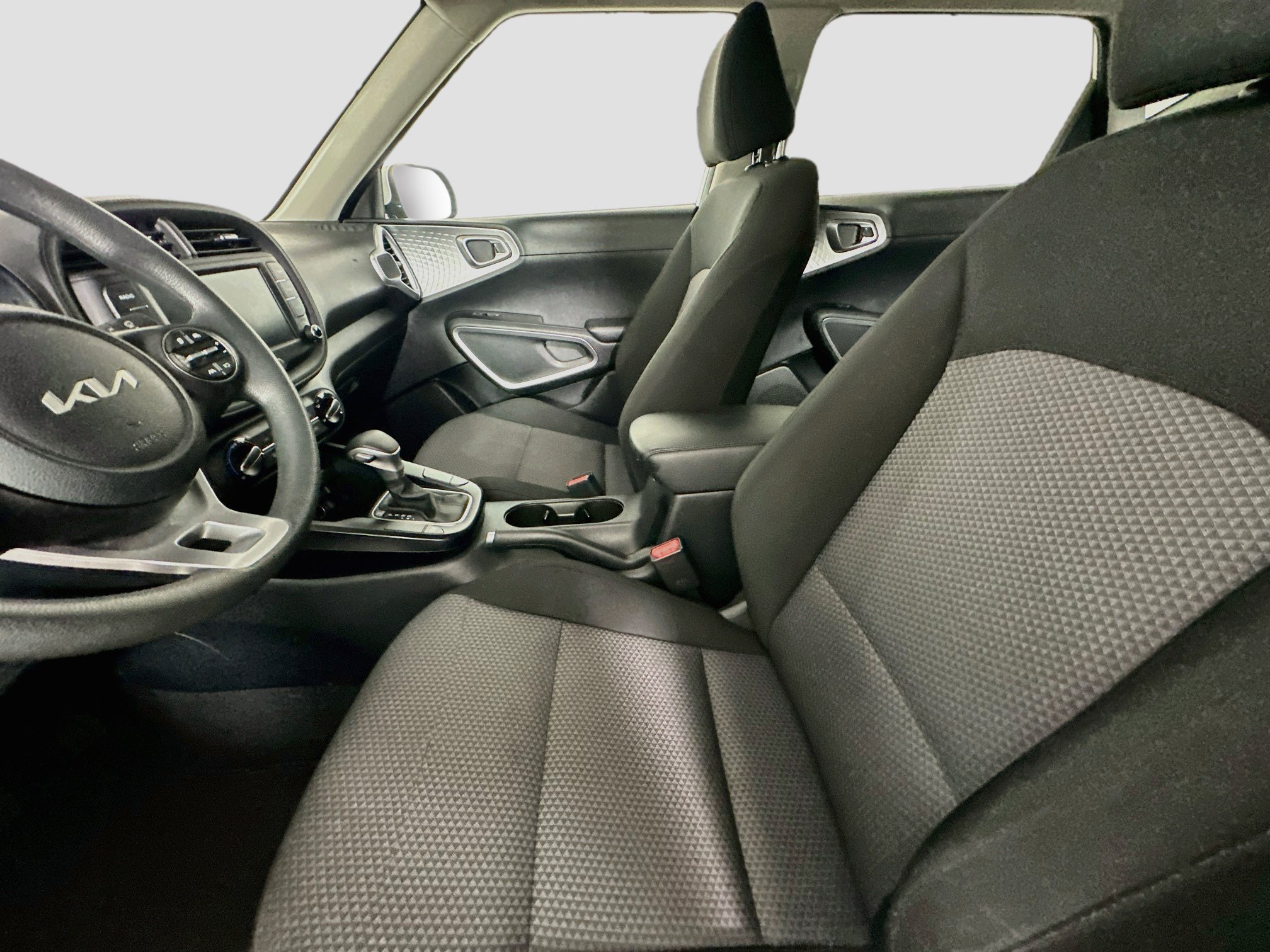 Used 2025 Kia Soul LX w/ LX Technology Package FWD image 13