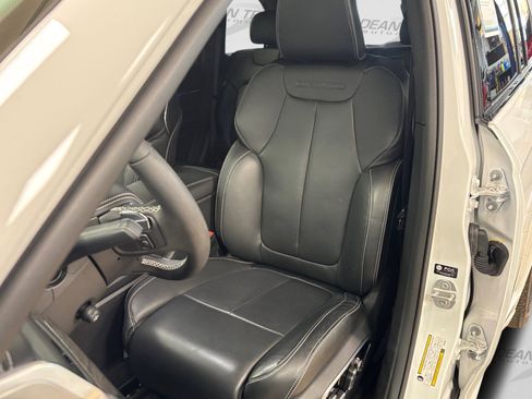 Used 2023 Jeep Grand Cherokee Overland w/ Luxury Tech Group IV AWD/4WD image 40