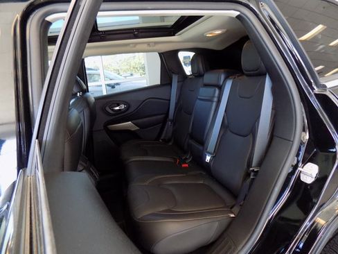 Certified 2018 Jeep Cherokee Limited w/ Technology Group image 32