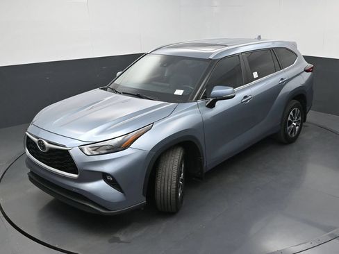 Used 2024 Toyota Highlander XLE AWD/4WD image 33