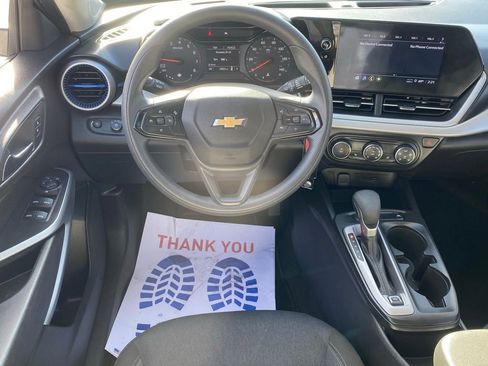 Used 2025 Chevrolet Trax LS w/ LS Convenience Package image 10
