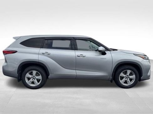 Used 2021 Toyota Highlander LE AWD/4WD image 9