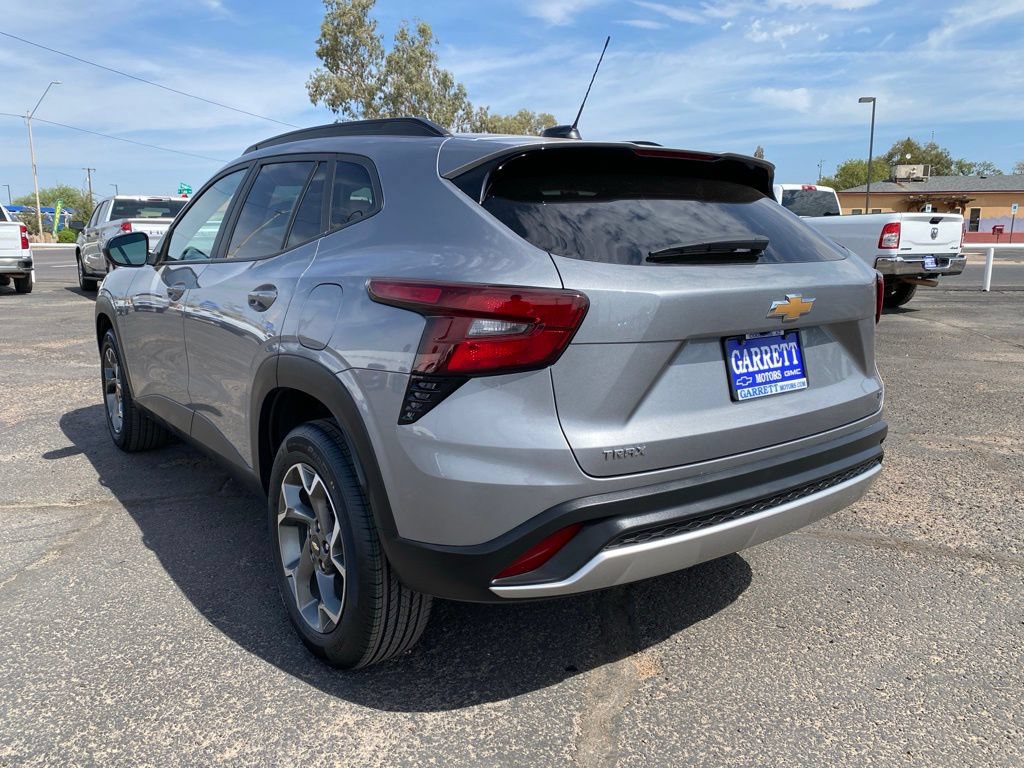 Used 2025 Chevrolet Trax LT FWD image 14