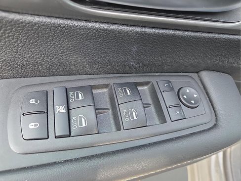 Used 2025 Chrysler Pacifica Select image 16