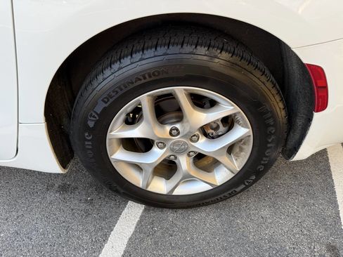 Used 2020 Chrysler Pacifica Touring w/ Tire & Wheel Group image 9