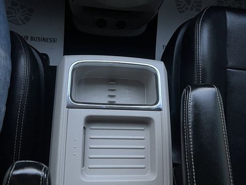 Used 2014 Chrysler Town & Country Touring image 21