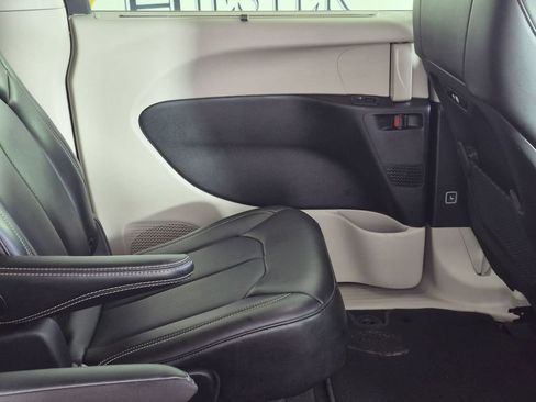 Used 2024 Chrysler Pacifica Touring-L FWD image 31