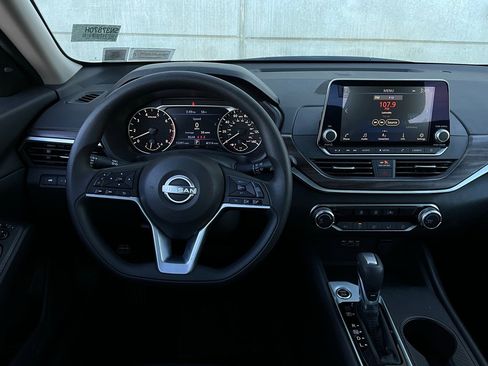 Used 2025 Nissan Altima 2.5 SV image 14