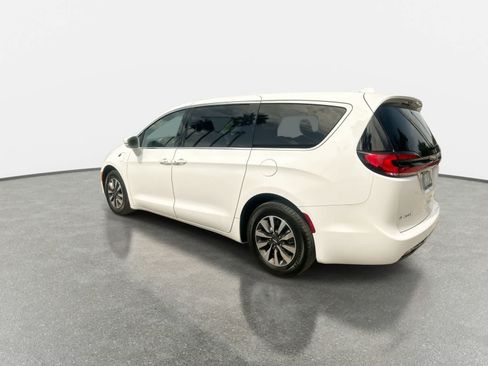 Used 2022 Chrysler Pacifica Touring-L FWD image 6