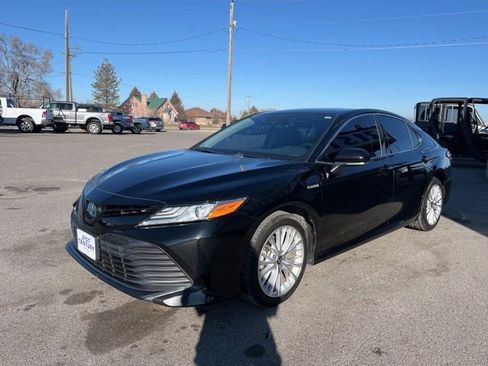 Used 2020 Toyota Camry XLE image 3