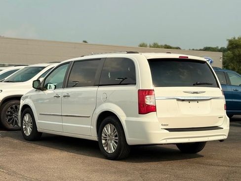 Used 2015 Chrysler Town & Country Limited FWD image 36