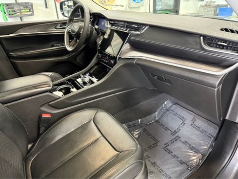 Used 2023 Jeep Grand Cherokee Limited w/ Luxury Tech Group II image 32