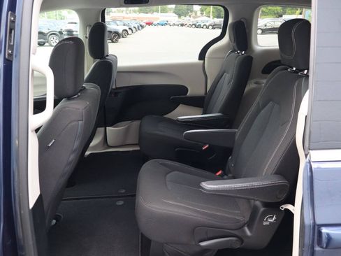 Used 2020 Chrysler Voyager LX FWD image 5