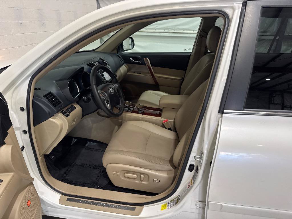 Used 2013 Toyota Highlander Limited AWD/4WD image 28