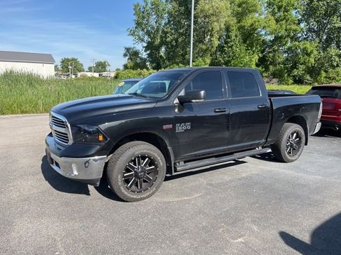 Used 2019 RAM 1500 Classic SLT w/ SLT Plus D←cor Group AWD/4WD image 2