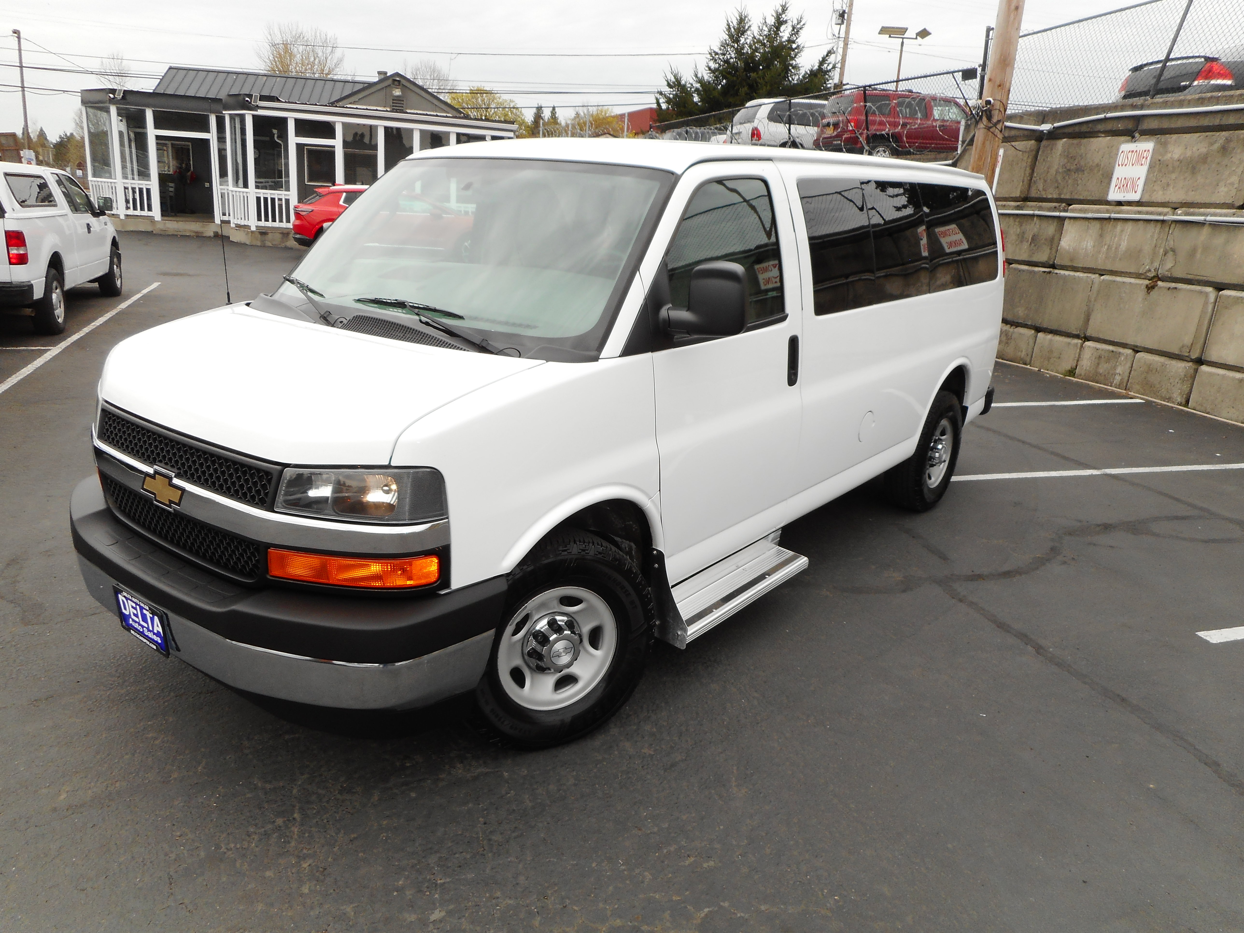Used 2017 Chevrolet Express 3500 LT w/ LT Preferred Equipment Group RWD image 5