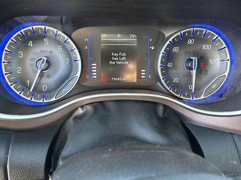 Used 2023 Chrysler Voyager LX image 3