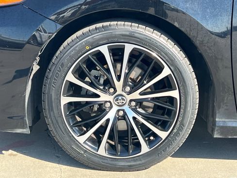 Used 2018 Toyota Camry SE w/ Moonroof Package image 25