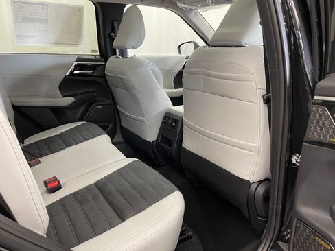 New 2025 Mitsubishi Outlander SE image 31