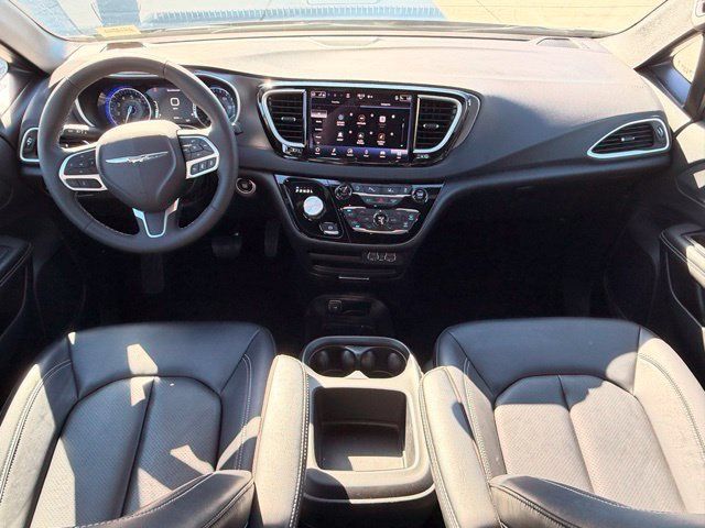 Certified 2025 Chrysler Pacifica Select FWD image 15
