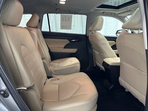 Used 2025 Toyota Highlander XLE image 60