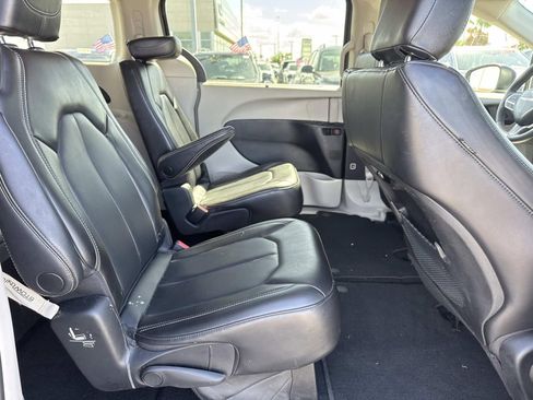 Used 2023 Chrysler Pacifica Touring-L FWD image 11