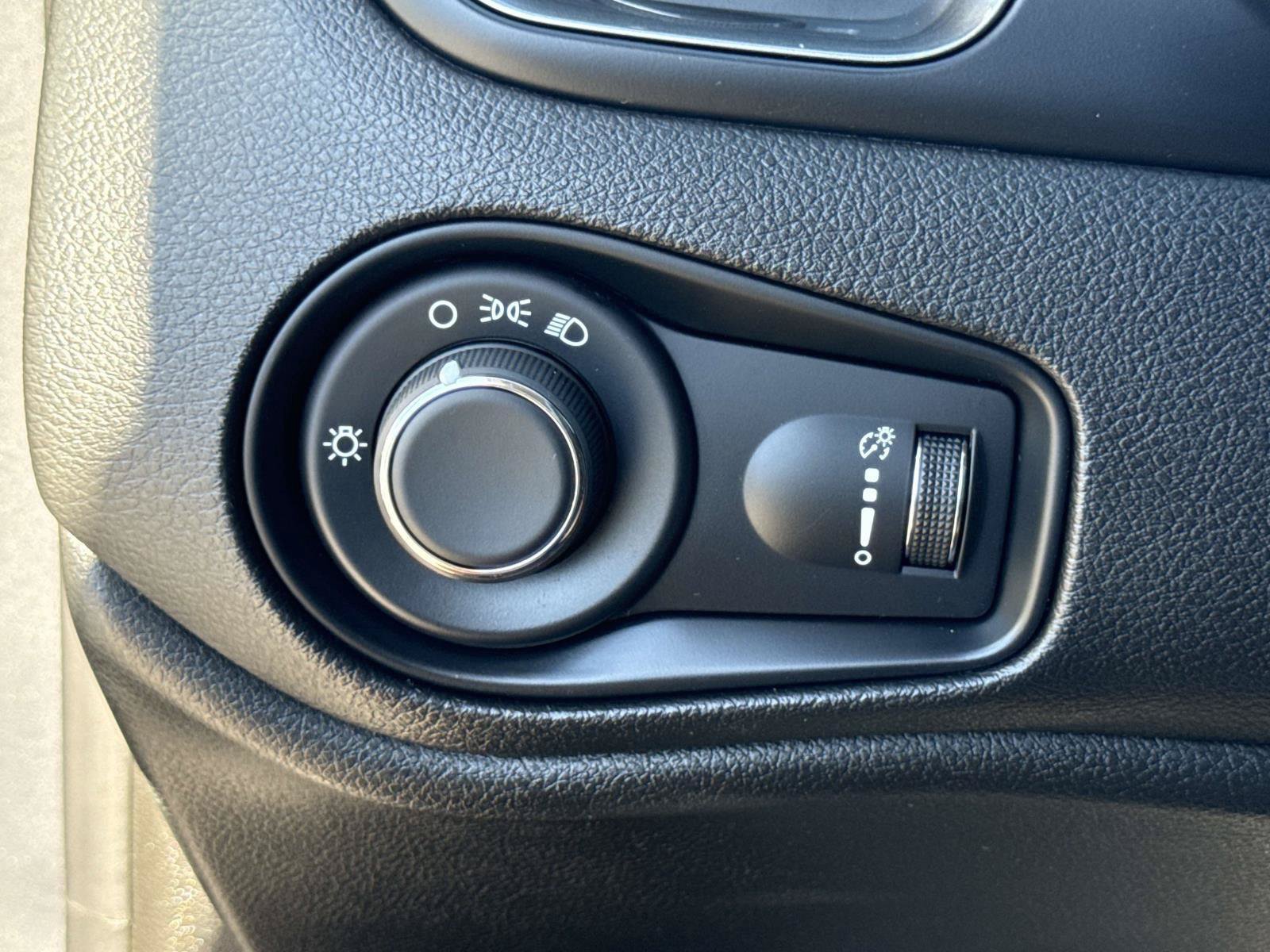 Certified 2023 Jeep Renegade Latitude AWD/4WD image 17
