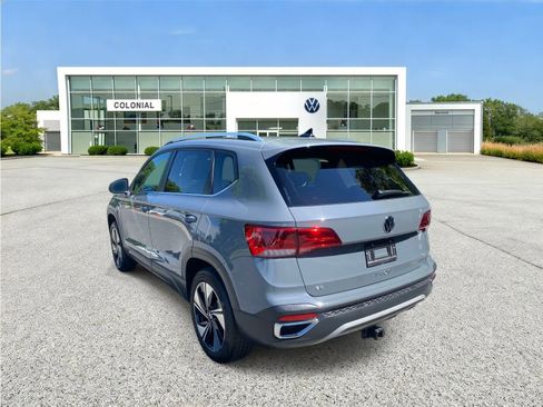 Certified 2024 Volkswagen Taos SE w/ Panoramic Sunroof Package AWD/4WD image 3